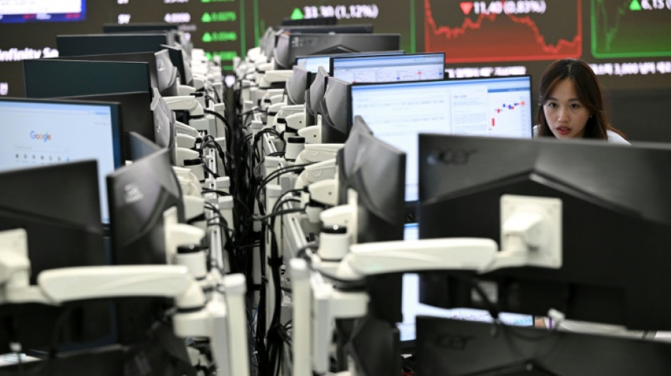 US stocks rise as fears over banks, trade war ease