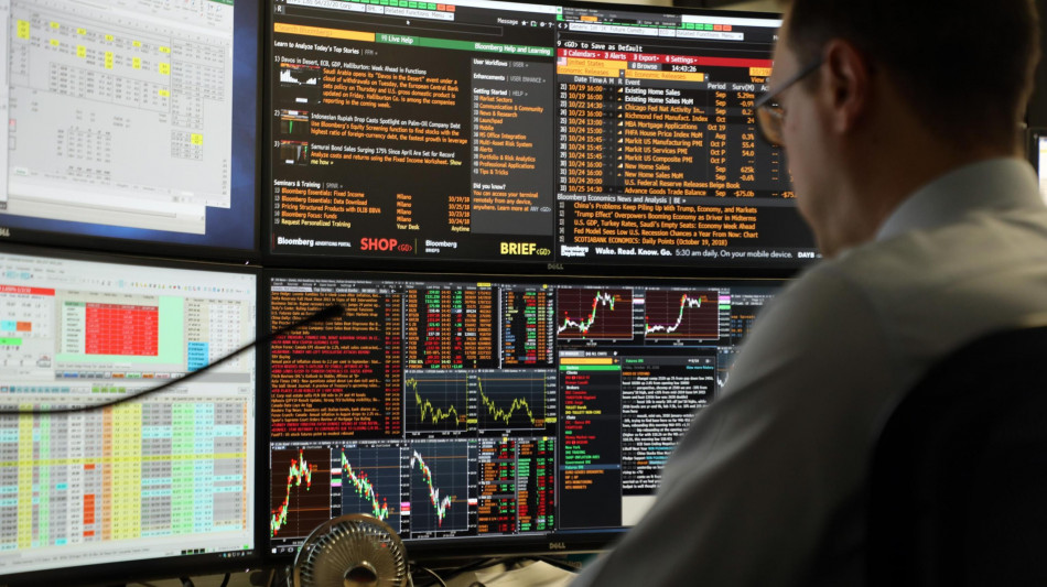 Borsa: Milano gira di nuovo in calo e cede lo 0,5% con le banche
