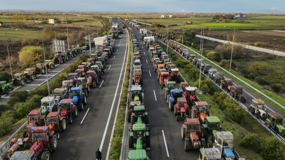 Grèce: les agriculteurs en colère bloquent les routes avec des milliers de tracteurs