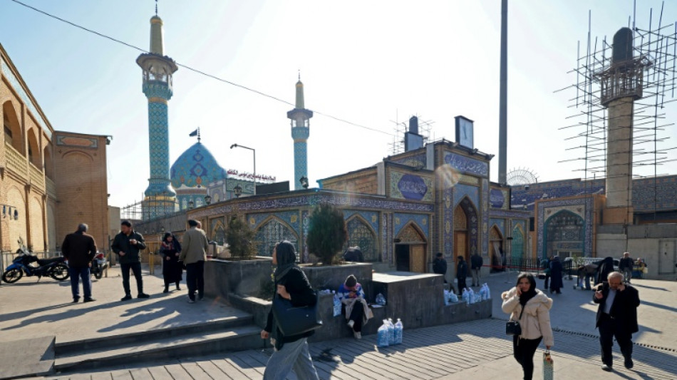 Ir&atilde; tenta resistir &agrave; amea&ccedil;a dos EUA e san&ccedil;&otilde;es da UE