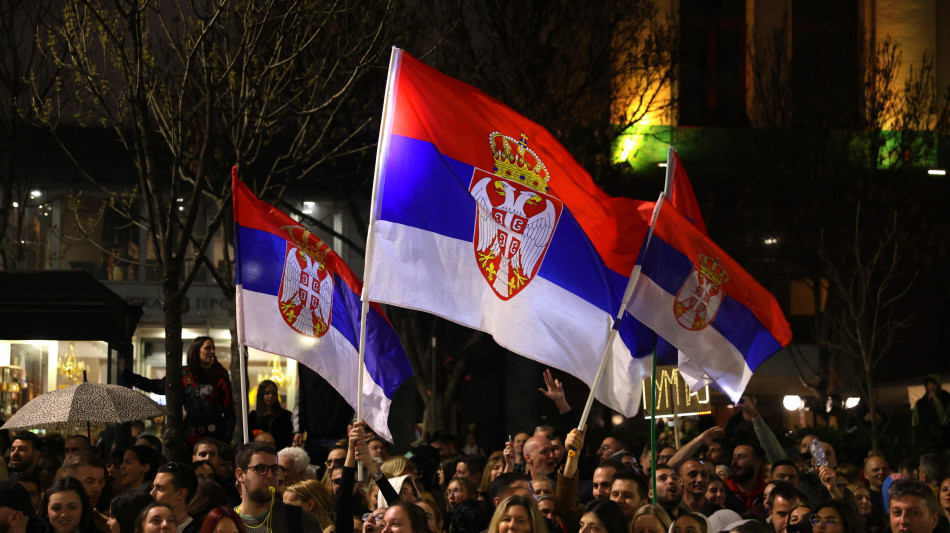 Serbia, proseguono nella notte proteste a sedi tv