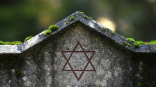 Niedersachsen: Jugendliche ritzen Hakenkreuze in Grabsteine auf jüdischem Friedhof