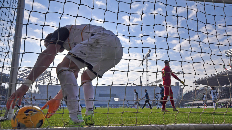 Calcio: paura a Salerno, ambulanza in campo per un giocatore
