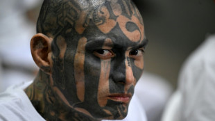 Pandilleros escuchan el relato de sus cr&iacute;menes en la megac&aacute;rcel de El Salvador