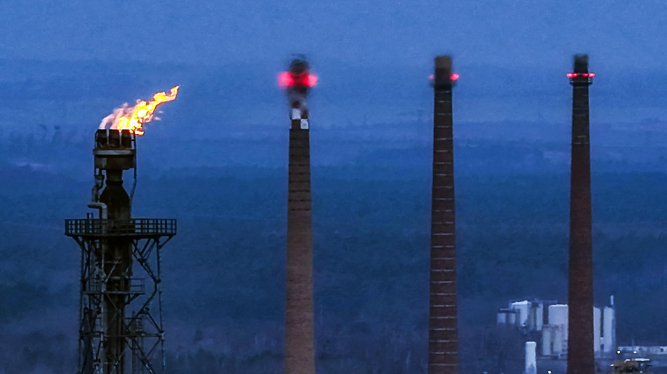 Petrolio in altalena, lieve calo per il Brent e sale il Wti