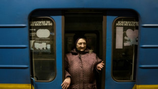 Des Ukrainiens &acirc;g&eacute;s trouvent refuge dans des rames de m&eacute;tro &agrave; Kiev