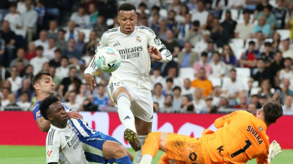 Com gols de Vini e Mbapp&eacute;, Real Madrid vence Alav&eacute;s (2-1) e fica a 6 pontos do l&iacute;der Bar&ccedil;a