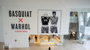 Ambientalistas jogam tinta na Funda&ccedil;&atilde;o Louis Vuitton na Fran&ccedil;a