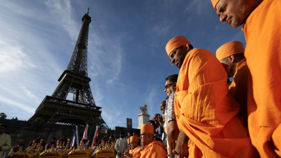 La Torre Eiffel cerr&oacute; por protesta tras "invisibilizar" a trabajadoras durante una visita