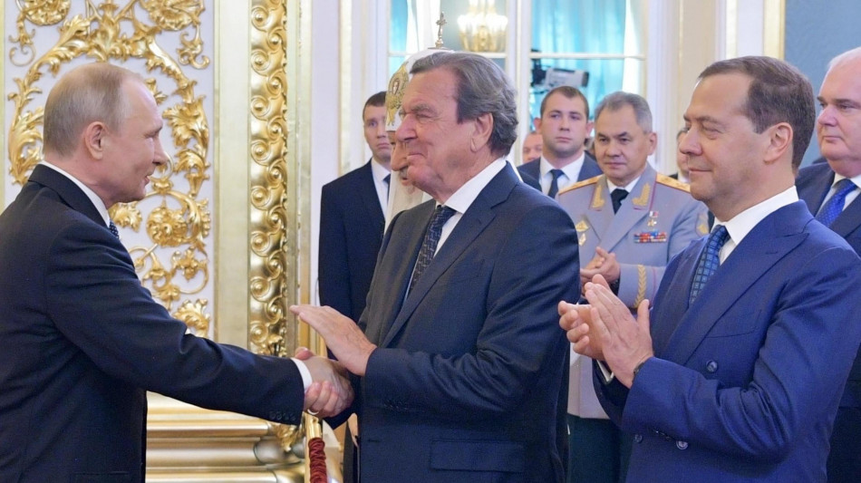 Schroeder da Putin per il compleanno, Merz 'profondamente indignato'
