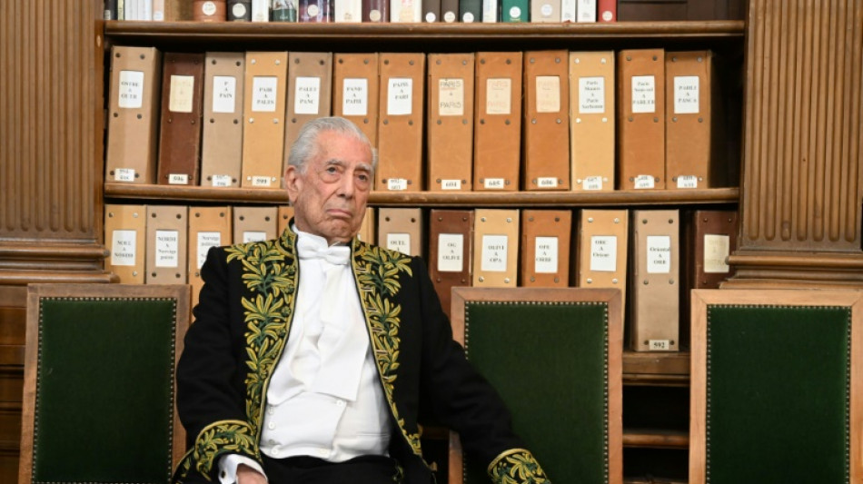 Vargas Llosa se recupera del covid y sale del hospital