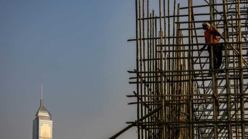 Andaimes de bambu de Hong Kong, sob suspeita ap&oacute;s inc&ecirc;ndio mortal