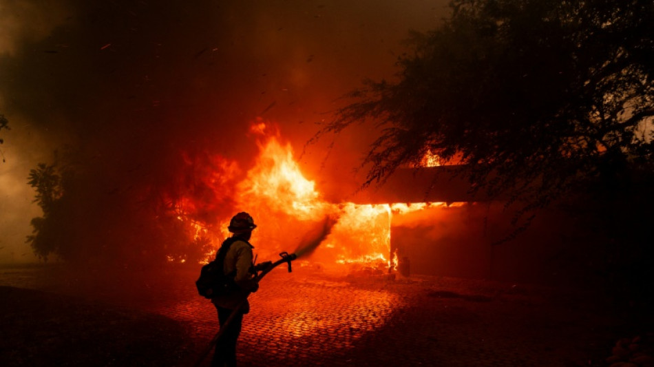 Órdenes masivas de evacuación y un centenar de casas destruidas por incendio en California