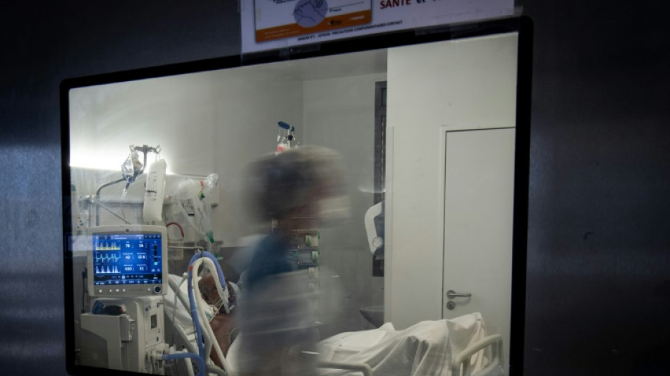 Absent de la campagne pr&eacute;sidentielle, le Covid-19 tue encore 