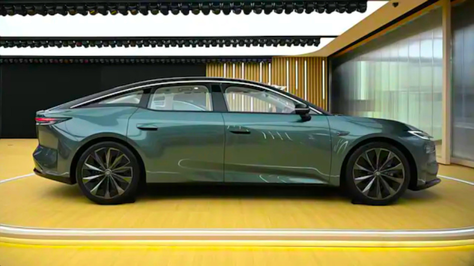 Toyota bZ7: il lusso elettrico in Cina